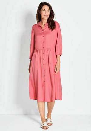Abito midi rosa con bottoni, colletto, maniche tre quarti e vita arricciata. Tessuto morbido con una vestibilità comoda e una silhouette fluida.