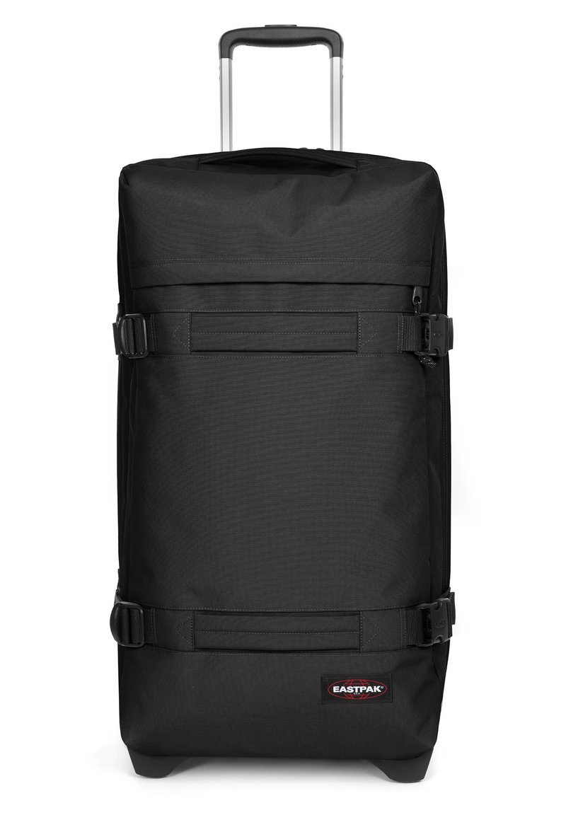 Svart rullväska med en robust, strukturerad yta, justerbara remmar, teleskophandtag och Eastpak-logotyp framtill.