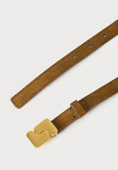 Ceinture en daim marron aux bords surpiqués, avec trois trous de réglage, un passant et une boucle dorée, sur fond blanc.