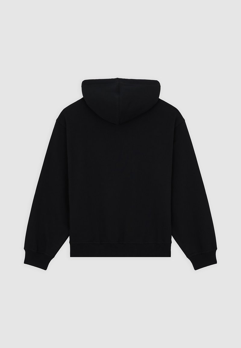 Zwarte capuchontrui met lange mouwen, geribbelde zoom en manchetten, gladde textuur en minimale stikseldetails. Geen zichtbare grafische afbeeldingen of patronen.