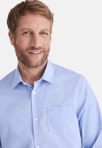 Himmelblaues Langarmhemd aus glattem Stoff, mit Button-Down-Kragen, einer Brusttasche und weißen Knöpfen.