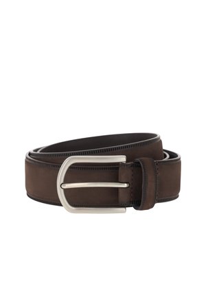 Ciemnobrązowy skórzany pasek z przeszywanymi brzegami i srebrną, prostokątną metalową klamrą, zwinięty na białym tle.