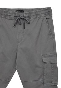 Pantaloni cargo grigi con vita elastica e coulisse. Le caratteristiche includono tasche laterali e una tasca applicata sulla gamba. Tessuto in cotone resistente.