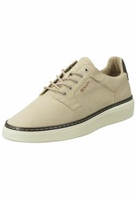 Beige Leinen-Sneaker mit runder Zehenpartie, Schnürdesign, kontrastierenden schwarzen Nähten und einer strukturierten Gummisohle. GANT-Logo an der Seite.