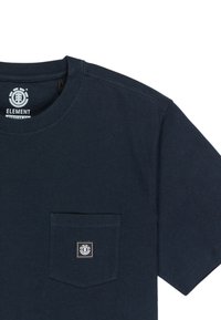Katoenen marineblauwe t-shirt met een ronde hals, korte mouwen en een borstzak met een vierkant logo-patch. Regular fit ontwerp.