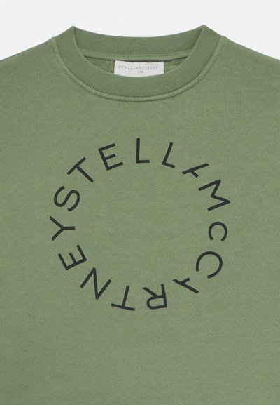 Πράσινη sweatshirt με στρογγυλή λαιμόκοψη, με μαύρο κυκλικό κείμενο "STELLA MCCARTNEY" και ετικέτα εσωτερικά λευκή που γράφει "STELLA MCCARTNEY KIDS."