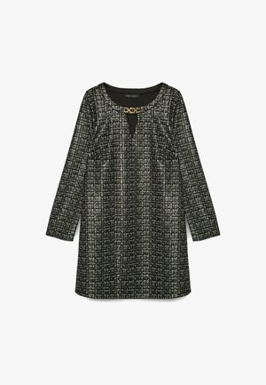Rochie din tweed negru și argintiu, cu decolteu în V, mâneci trei sferturi și un detaliu decorativ din aur la gât.
