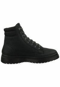 Botas altas negras de cuero sintético, con tobillo acolchado, ojales de metal y una suela de goma texturizada con un patrón de relieve definido.