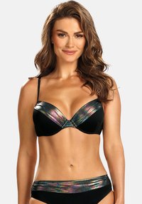 Czarny bikini z błyszczącym, irydyscencyjnym paskiem na miseczkach i w pasie. Projekt charakteryzuje się cienkimi ramiączkami oraz wyraźną formą.