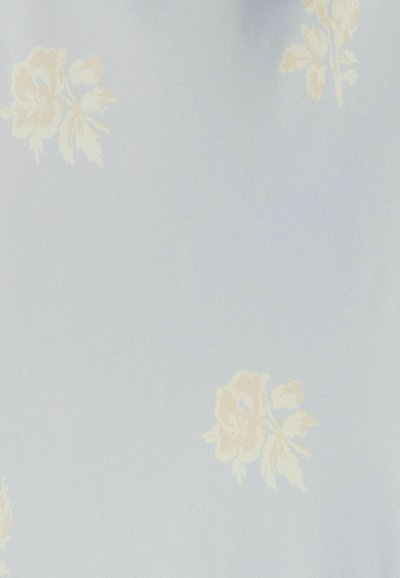 Tessuto azzurro pallido con un motivo discreto di motivi floreali beige chiaro distribuiti in modo uniforme.