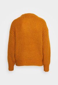 Pull en tricot épais de couleur orange vif, avec un col rond, des poignets larges côtelés et un tissu texturé. La vue arrière montre une coupe décontractée.