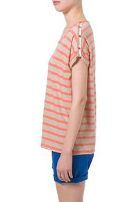 Krátký rukáv pruhovaný top v béžové a korálové barvě, s knoflíkovými detaily na rameni, volný střih, lehký materiál. Spárováno s modrými šortkami.