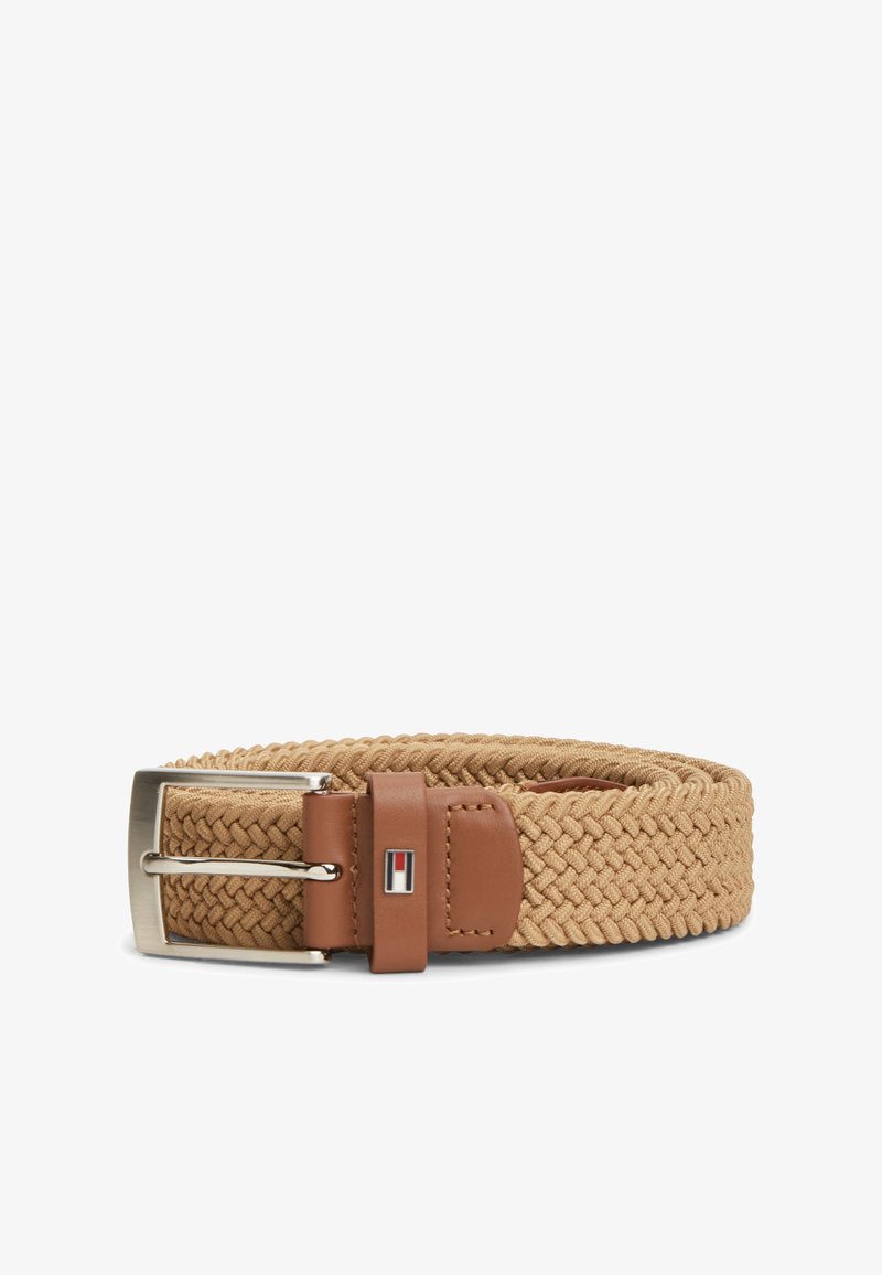 Ceinture en tissu tissé beige avec des accents en cuir fauve et une boucle en métal argenté, présentant un petit logo rectangulaire sur la boucle en cuir.