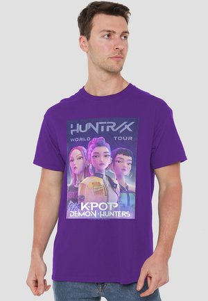 K-POP DEMON HUNTERS - HUNTRIX WORLD TOUR BILLBOARD - T-Shirt print - purple