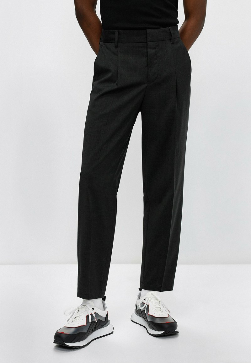 Herren Chinos | HUGO Stoffhose dark grey/dunkelgrau - KN23653 Herren Chinos | HUGO Stoffhose dark grey/dunkelgrau - KN23653