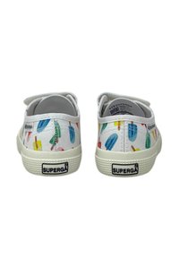 Scarpe da tela bianche con una stampa colorata di ghiaccioli, suole in gomma e linguette sul tallone. Presentano un marchio sul retro e una punta texturizzata.