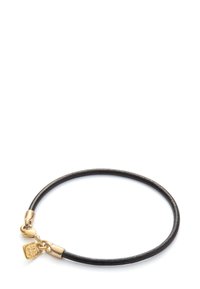 Pulsera de cuero negra con herrajes metálicos de tono dorado. Presenta un cierre de langosta y un pequeño colgante con detalle grabado. Forma circular.
