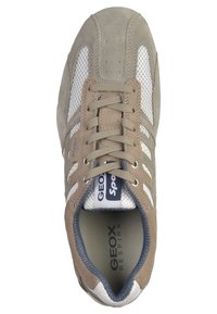 Scarpa sportiva Geox in suede marrone chiaro e rete, con dettagli bianchi e suola grigia. Design con lacci e logo sulla linguetta.