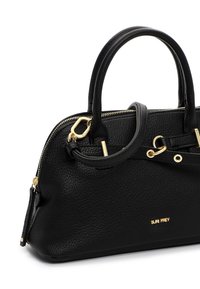 Bolso de mano de cuero negro texturizado con doble asa, herrajes dorados, cierre de cremallera y pequeño logo de la marca en oro "SURI FREY" en el frente.