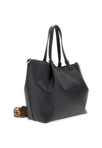 Svart texturerad läder tote-väska med två långa handtag och ett avtagbart leopardsmönstrat rem på vit bakgrund.