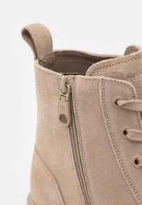 Calvin Klein Jeans BOOT MID LACEUP ICONIC - Stivaletti stringati - triple savannah tan