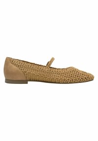 Zapato plano en color beige con parte superior tejida texturizada y talón de ante suave. Diseño de punta afilada con una correa decorativa en el empeine.