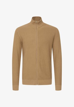 Suéter beige con cremallera y cuello alzado, patrón de punto texturizado y puños y dobladillo de canalé. Diseño simple y funcional, adecuado para llevar en capas.