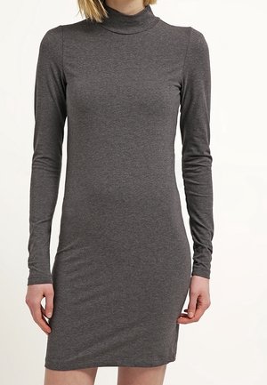 Sukienka z długim rękawem w kolorze szarym, z wysokim kołnierzem, wykonana z miękkiej, elastycznej tkaniny; dopasowany fason podkreśla sylwetkę.