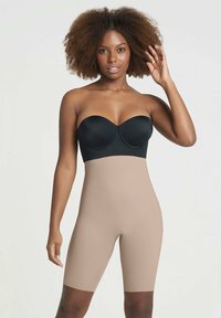 Beige shapewear body met een zwarte strapless top, naadloos ontwerp, knielange benen en een gladde textuur. Geen zichtbare hardware of accenten.