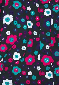 Zwarte stof met een kleurenrijke bloemenpatroon met roze, blauwe, witte en paarse bloemen met knoopachtige centra.