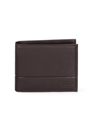 Koffiekleurige leren portemonnee met een gestructureerde afwerking, met een horizontale banddetail en een reliëflogo aan de voorkant. Strak, minimalistisch ontwerp.