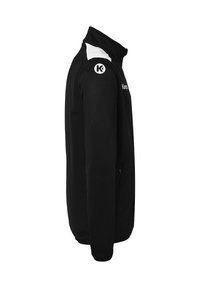 Zwarte fleece jas met een witte kraag, volledige rits, zijzakken en een logo op de borst en mouw. Soepele textuur, normale pasvorm.