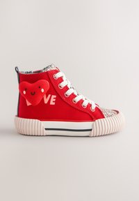 Baskets montantes rouges avec lacets blancs, bout pailleté, texte « LOVE » et patch cœur rouge souriant sur le côté.