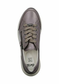 Sneakers en cuir violet avec fermeture à lacets et à zip, bout rond et semelle intérieur rembourrée. Présente une surface texturée et une semelle contrastante.