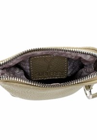 Vihreä teksturoitu nahkalompakko, jossa on vetoketjusulku. Sisäpuolella on logotarra ja kuvioitu vuori purppuran ja harmaan sävyissä.