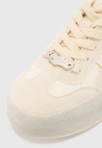 Thumbnail Image 9