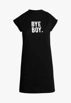 Musta lyhythihainen t-paitamekko, jossa on rohkea valkoinen teksti "BYE BOY." Yksinkertainen, rento malli ja sileä pinta.
