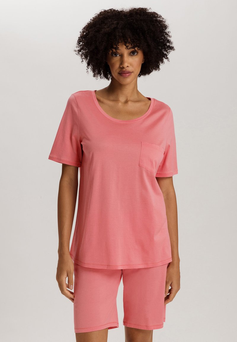 Roze katoenen loungewear set bestaande uit een top met korte mouwen en een ronde hals, voorzien van een borstzak, gecombineerd met bijpassende shorts.