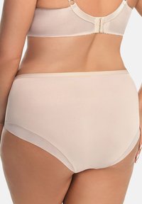 Světle béžové vysoké kalhotky vyrobené z hladkého materiálu, s bezešvým designem a širokým elastickým pasem pro pohodlí.