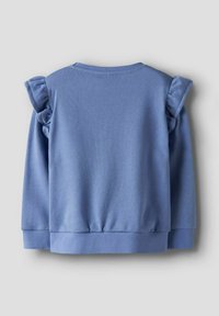 Sudadera azul con detalles de volantes en los hombros, bajo y puños acanalados, confeccionada con una tela suave y un brillo sutil. Vista trasera únicamente.