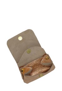 Petit portefeuille en daim beige ouvert pour montrer l'intérieur en or rose métallique et les fermetures à bouton pression dorées.