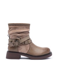 Bottine en cuir marron mi-mollet avec un dessus en daim décontracté, sangle décorative avec boucle et clous en métal, et un petit talon empilé.