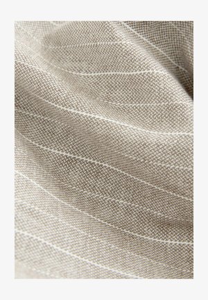 Hele pruuni kangas, millel on tekstureeritud pind ja valged vertikaalsed triibud, näidates kudumise mustrit ja pehmust.