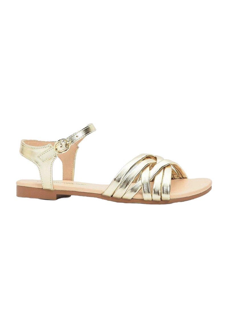 Sandal in metallo dorato con cinturini, dotata di suola piatta, presenta un design intrecciato sulla parte anteriore e una cinghia alla caviglia regolabile con fibbia.