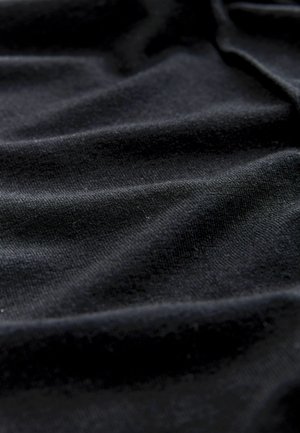 Tissu noir avec une texture lisse, un tombé notablement doux et des variations subtiles de teinte dues aux reflets de lumière.