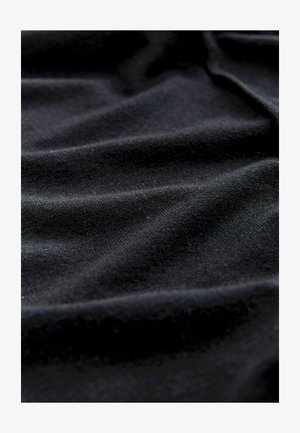 Schwarzer Stoff mit einer glatten Textur, bemerkenswert weichem Fall und subtilen Farbvariationen aufgrund von Lichtreflexionen.