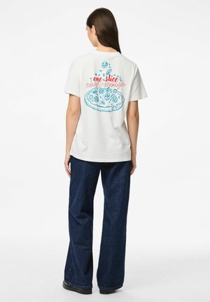 Wit katoenen t-shirt met een achterkantafbeelding van een pizza en de tekst "één plakje was niet genoeg", blauw en rood bedrukte ontwerp, ontspannen pasvorm.