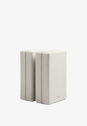 Deux blocs de yoga rectangulaires et doux en gris clair, présentant de subtiles rayures verticales sur les côtés et des bords arrondis pour une texture lisse.