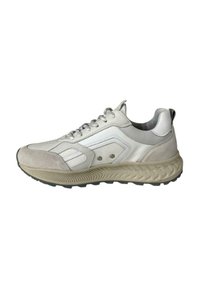 Sneaker bianca con materiali scamosciati e sintetici. Presenta lacci, una suola testurizzata e dettagli laterali. Punta arrotondata e collare imbottito.