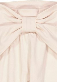 Světle růžový oděv s velkou textilní mašlí na zadní straně. Má jemnou, hladkou strukturu a naškrobenou látku v pase.